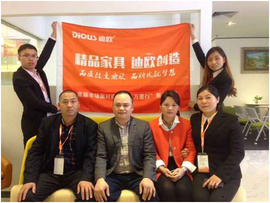 妖精网站免费观看代表與廣州專賣店老板合影