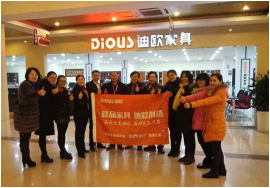 妖精网站免费观看集團代表與蠡口專賣店合影 妖精网站免费观看集團代表與蠡口專賣店合影