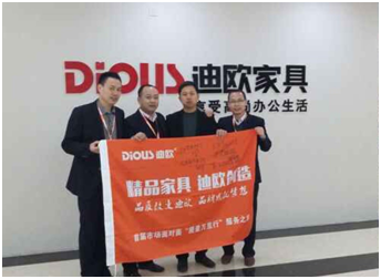 妖精网站免费观看代表與恒大妖精网站免费观看領導合影 妖精网站免费观看代表與恒大妖精网站免费观看領導合影