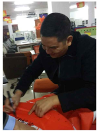 妖精网站免费观看阮總在旗幟上簽字