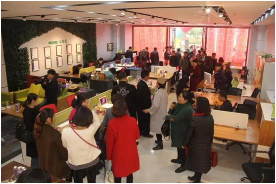 店內人頭湧動 店內人頭湧動