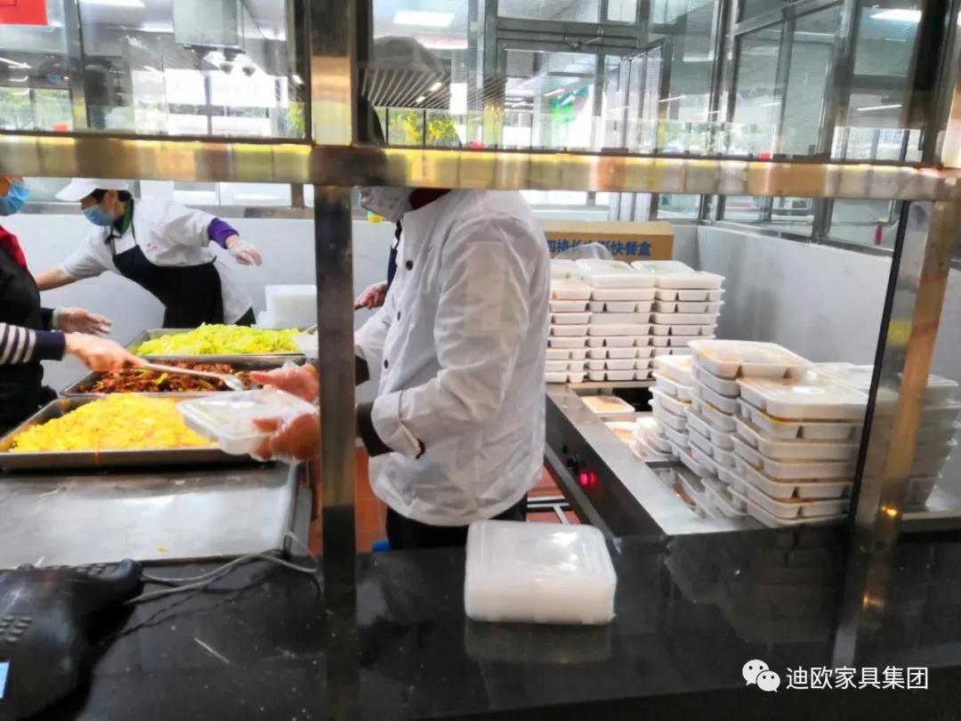 采用一次性飯盒打包飯菜