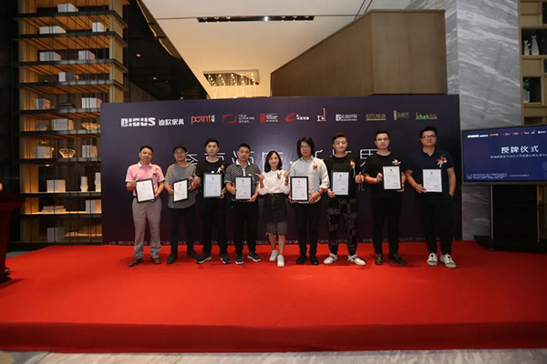 廣州卡撒傳媒副總經理鍾曉顏 為本期特邀分享嘉賓頒發證書。