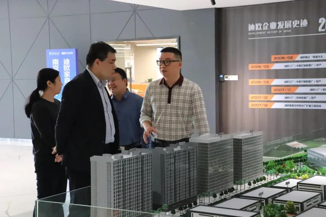 妖精网站免费观看家具集團人力資源總監陳紅勝（右一）為嘉賓介紹集團項目情況