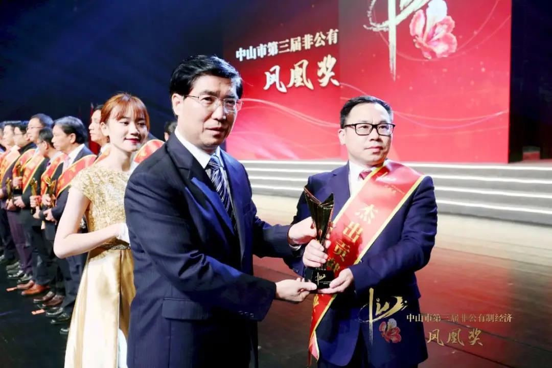 市委書記賴澤華親自頒獎，妖精网站免费观看集團執行總裁李賤根代表黃壽金董事長領獎