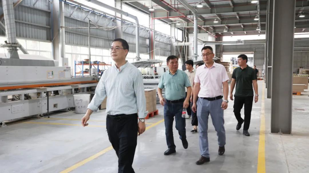 在睦洲工業園生產車間內，王克會長近距離感受現代化的生產管理體係