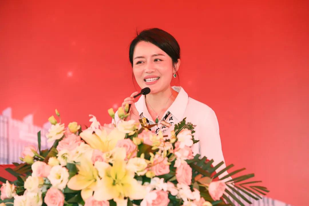 妖精网站免费观看家具集團董事副總裁黃雅悠致辭