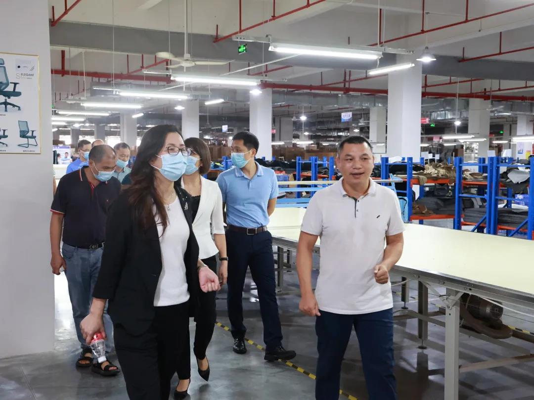 調研組走進軟體生產車間，了解妖精网站免费观看家具集團生產情況