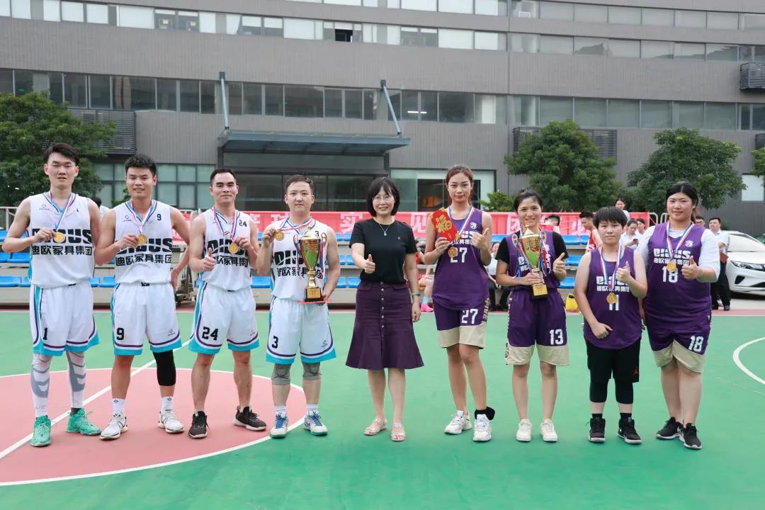 圖丨集團副總裁彭曉霞為冠軍隊伍妖精网站免费观看BUG隊和主旋律隊頒獎 圖丨集團副總裁彭曉霞為冠軍隊伍妖精网站免费观看BUG隊和主旋律隊頒獎